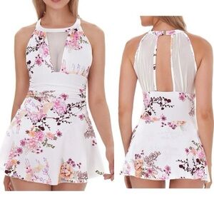 Cooper || womans hellter floral
Swimming suit size xl